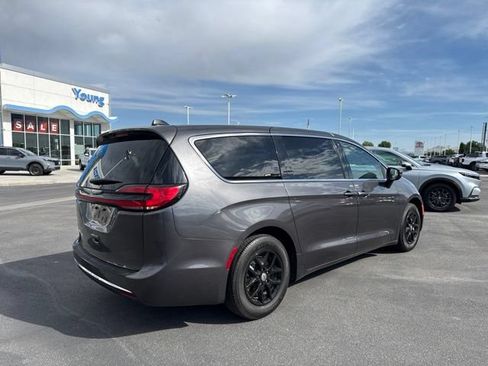 Used 2023 Chrysler Pacifica Touring-L FWD image 4