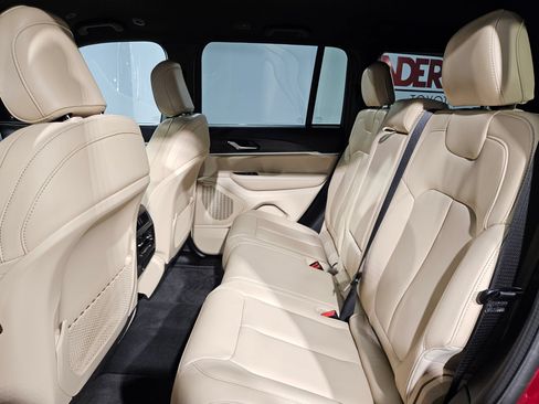 Used 2025 Jeep Grand Cherokee Limited AWD/4WD image 37