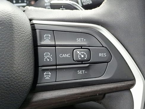 Certified 2022 Jeep Grand Cherokee Limited w/ Luxury Tech Group II image 24