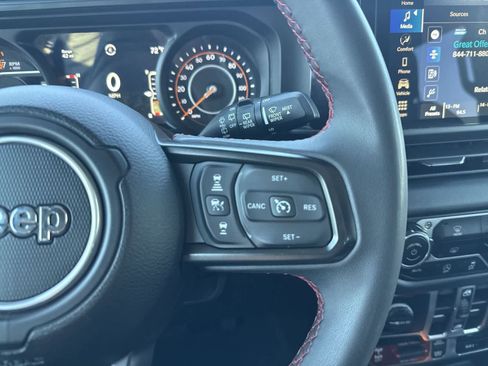 Used 2025 Jeep Wrangler Unlimited Rubicon image 29