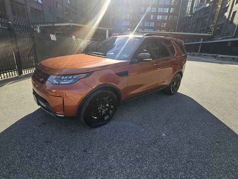 Used 2018 Land Rover Discovery HSE image 2
