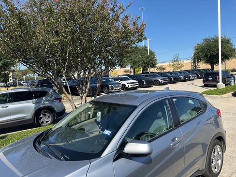 Used 2017 Honda HR-V LX image 2