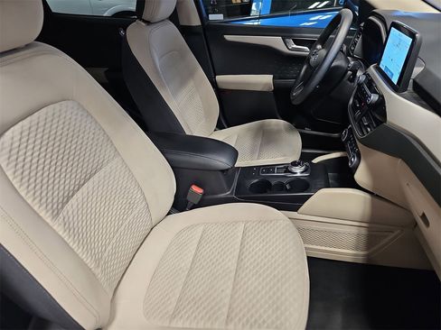 Used 2020 Ford Escape SE image 10