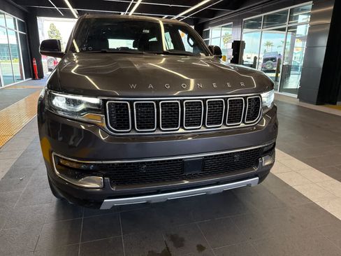 Used 2024 Jeep Wagoneer L Series II RWD image 5