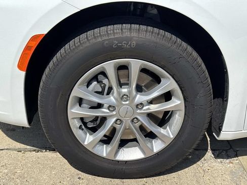 New 2027 Chrysler Pacifica Select AWD/4WD image 4