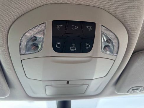Used 2023 Chrysler Pacifica Touring-L FWD image 19