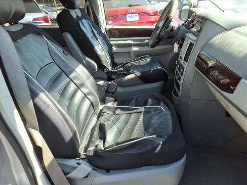 Used 2010 Chrysler Town & Country Touring image 8