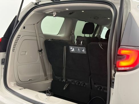 Used 2021 Chrysler Pacifica Touring w/ Uconnect Theater Family Group image 6