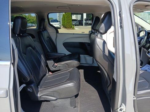 Used 2023 Chrysler Pacifica Touring-L FWD image 24