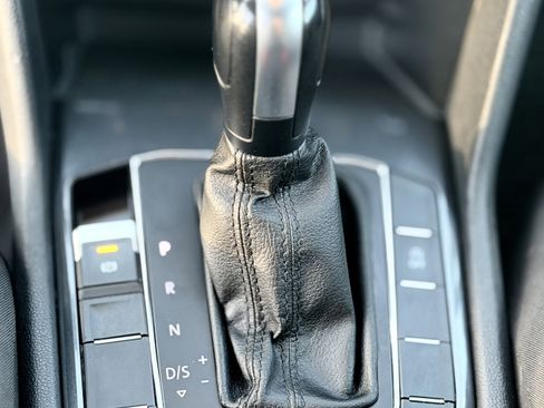 Used 2018 Volkswagen Tiguan S image 28