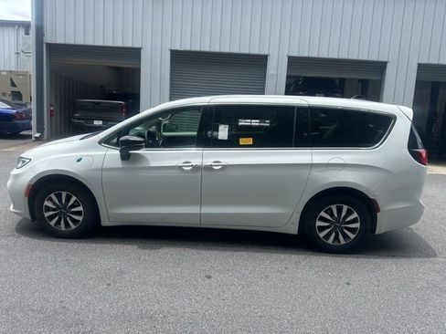 Used 2024 Chrysler Pacifica Limited FWD image 6