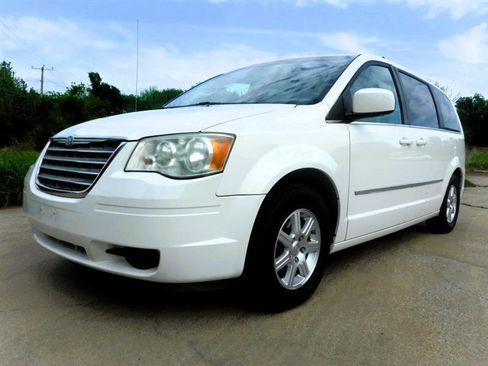 Used 2009 Chrysler Town & Country Touring image 9