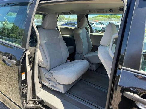 Used 2017 Toyota Sienna L FWD image 27