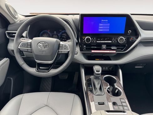 New 2026 Toyota Highlander Platinum AWD/4WD image 12