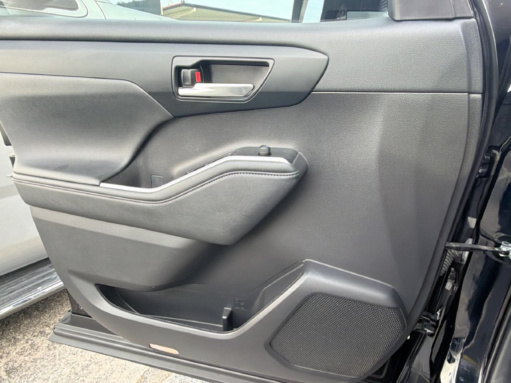 Used 2024 Toyota Highlander XLE FWD image 27