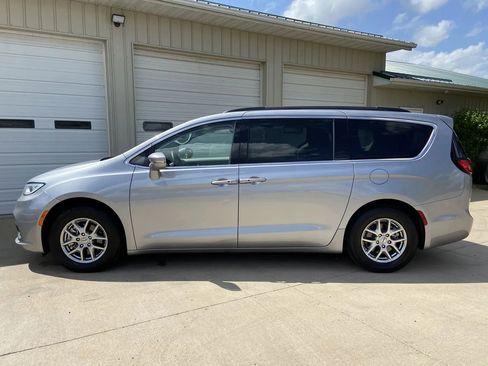 Used 2021 Chrysler Pacifica Touring image 4