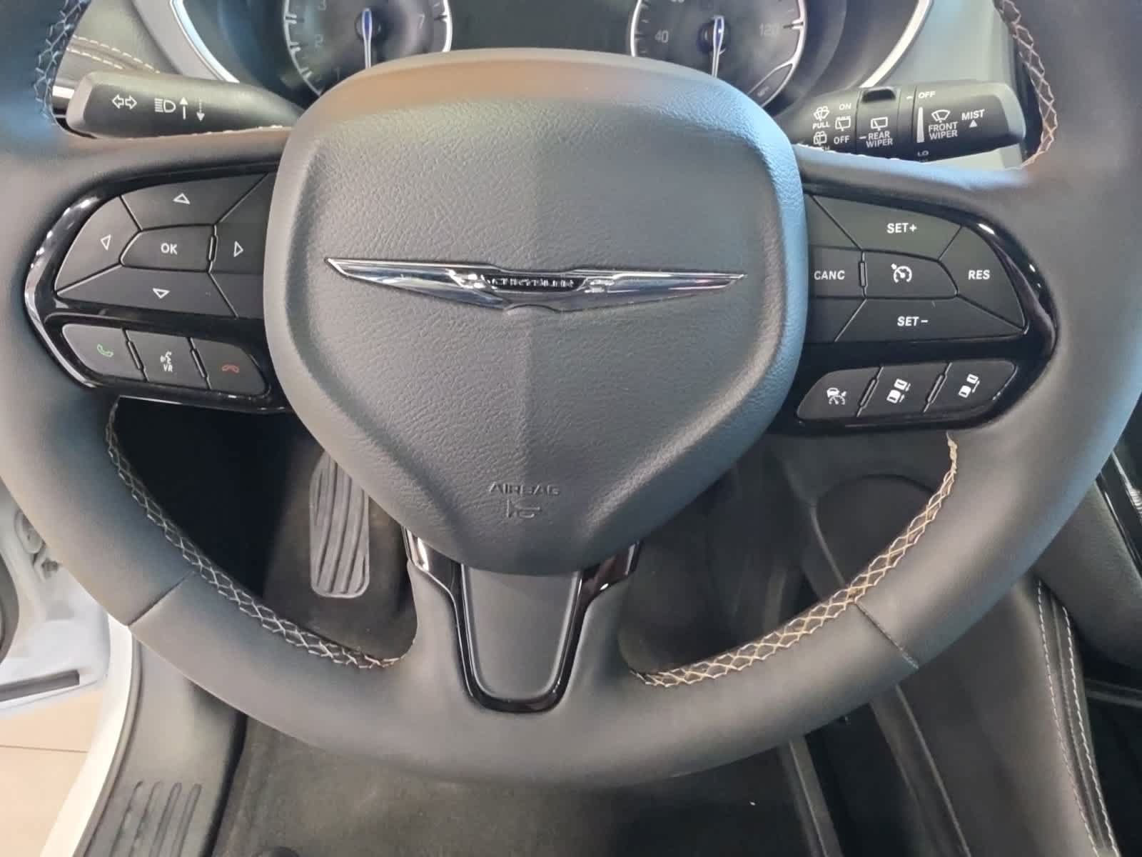 Used 2025 Chrysler Pacifica Limited FWD image 26