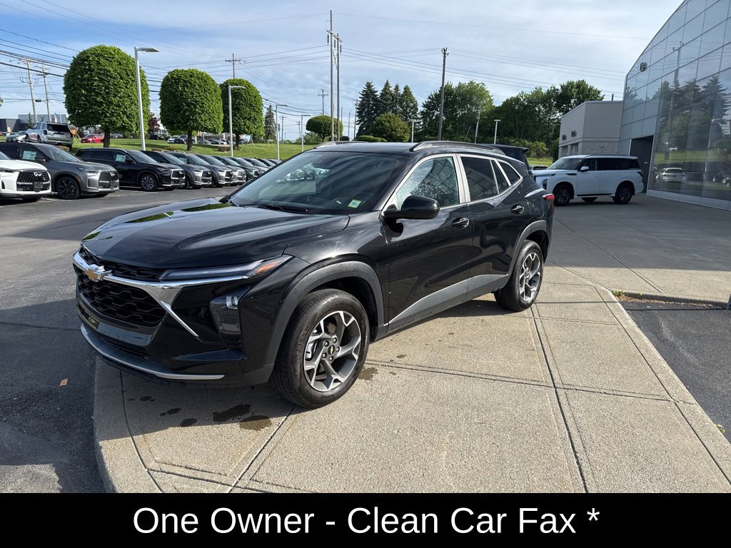 Used 2025 Chevrolet Trax LT w/ LT Convenience Package FWD image 8