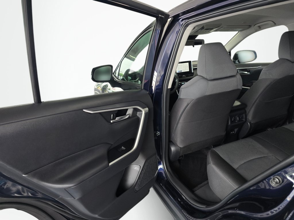Used 2025 Toyota RAV4 XLE AWD/4WD image 33