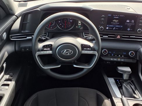 Used 2023 Hyundai Elantra SEL FWD image 4