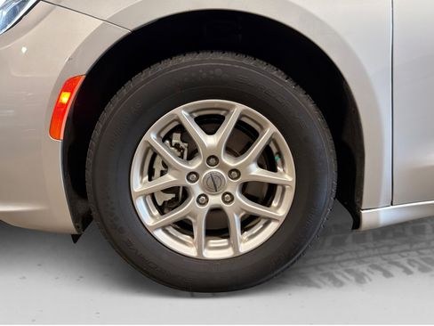 Used 2023 Chrysler Pacifica Touring-L FWD image 50