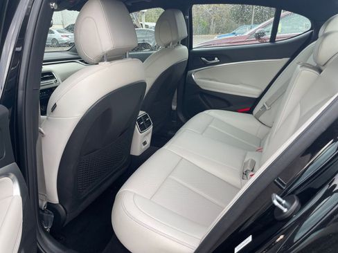 Used 2025 Genesis G70 2.5T image 25