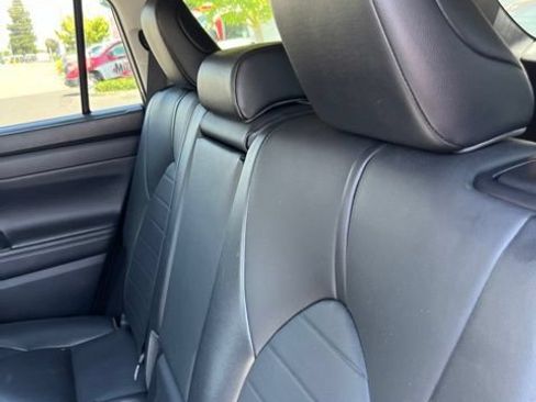 Used 2020 Toyota Highlander XLE AWD/4WD image 10