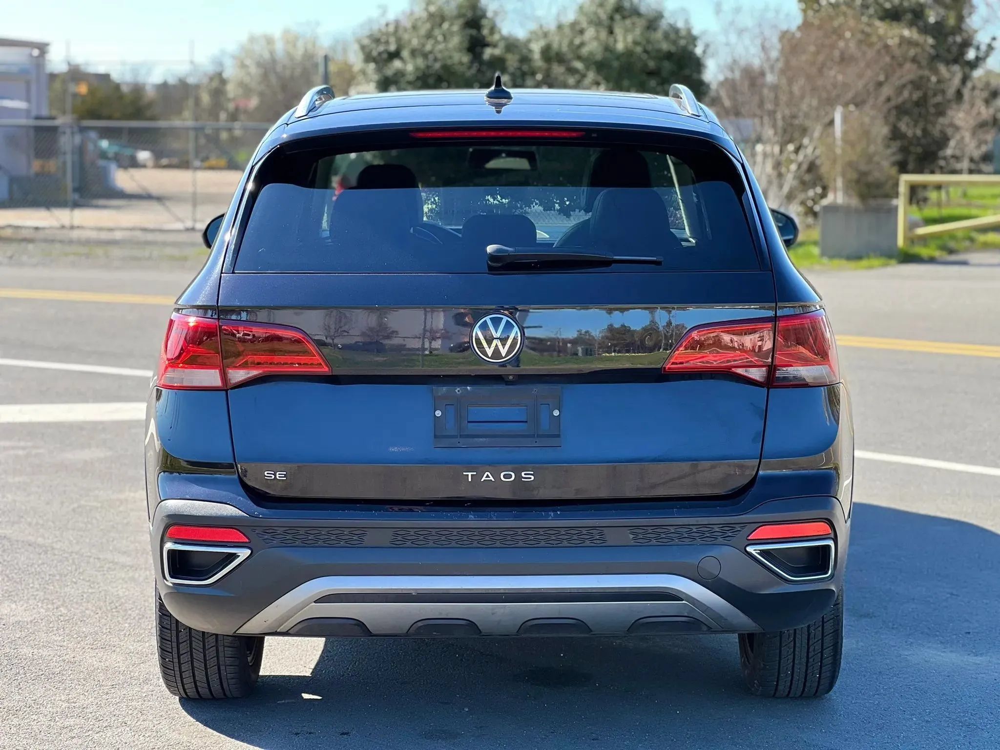 Used 2022 Volkswagen Taos SE FWD image 4