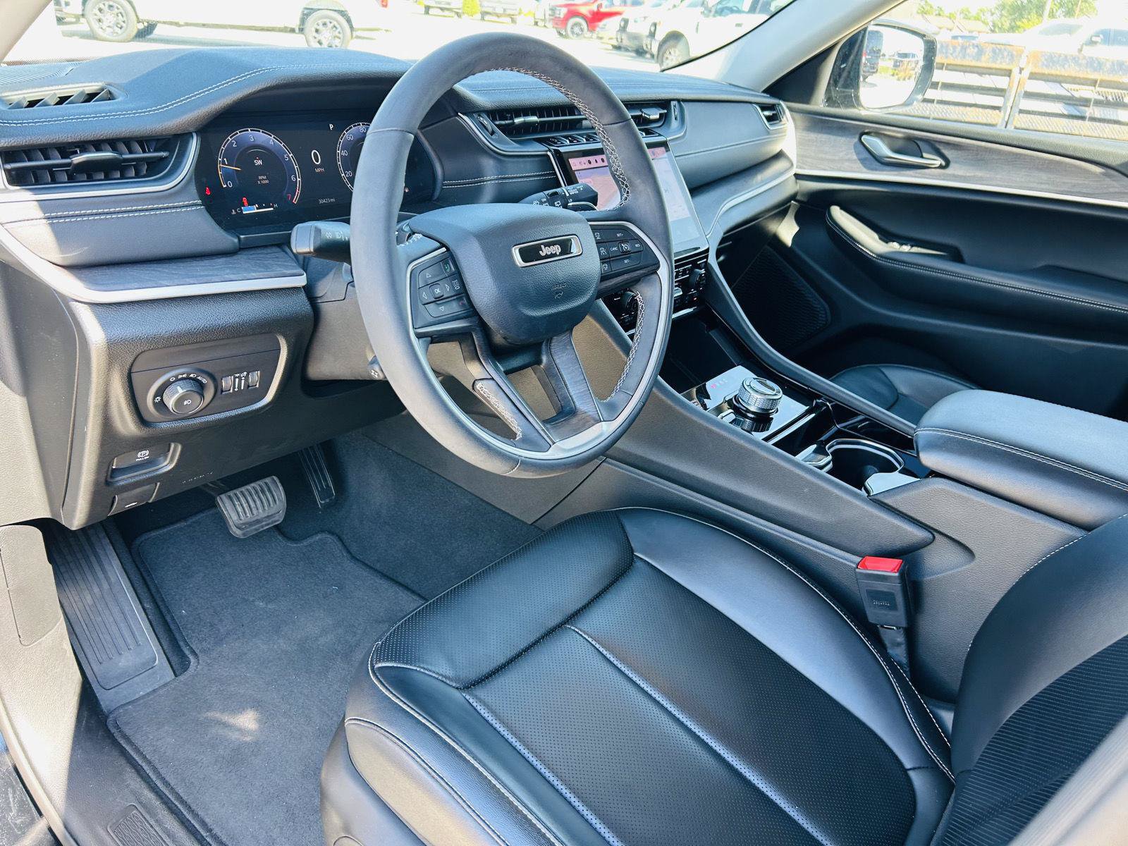Used 2023 Jeep Grand Cherokee Limited w/ Luxury Tech Group II AWD/4WD image 17