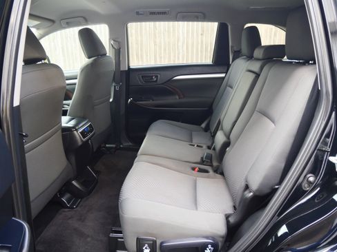 Used 2019 Toyota Highlander LE image 10