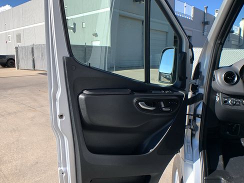 Used 2022 Mercedes-Benz Sprinter 2500 image 11