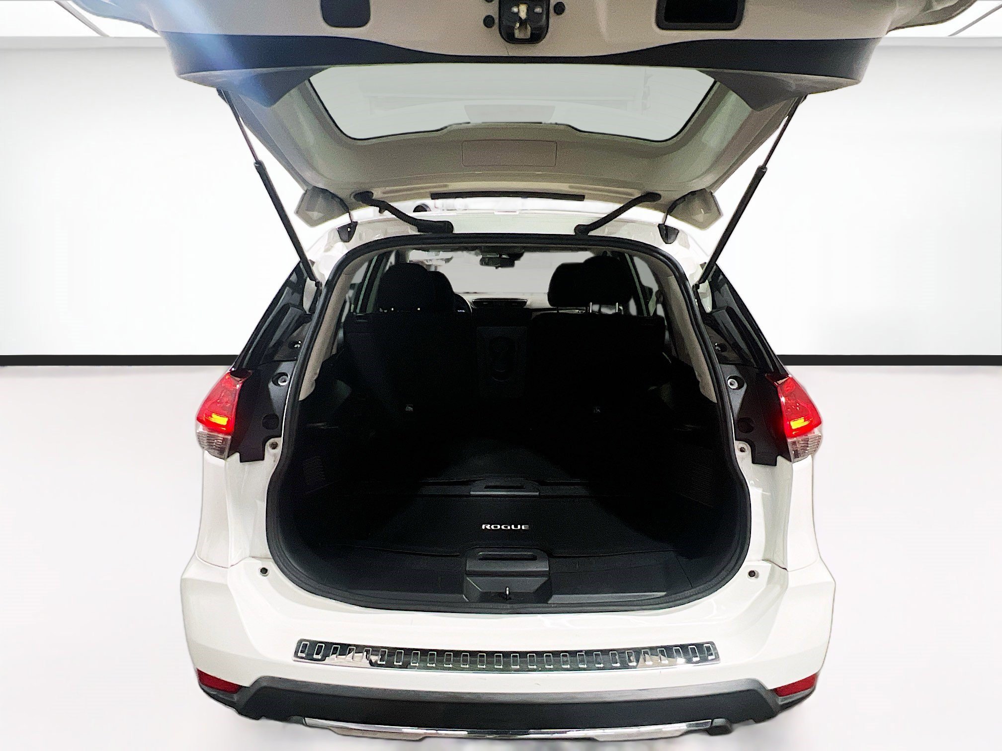 Used 2020 Nissan Rogue S FWD image 18