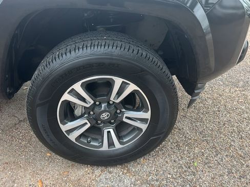 Used 2019 Toyota Tacoma TRD Sport w/ Technology Package image 19