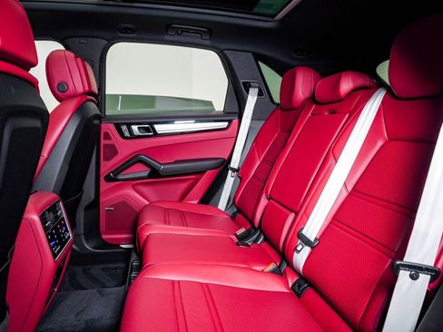 Certified 2023 Porsche Cayenne Platinum Edition image 17