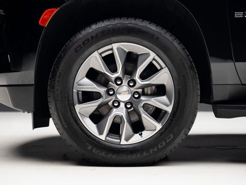 Used 2024 Chevrolet Suburban LT w/ Luxury Package RWD image 19