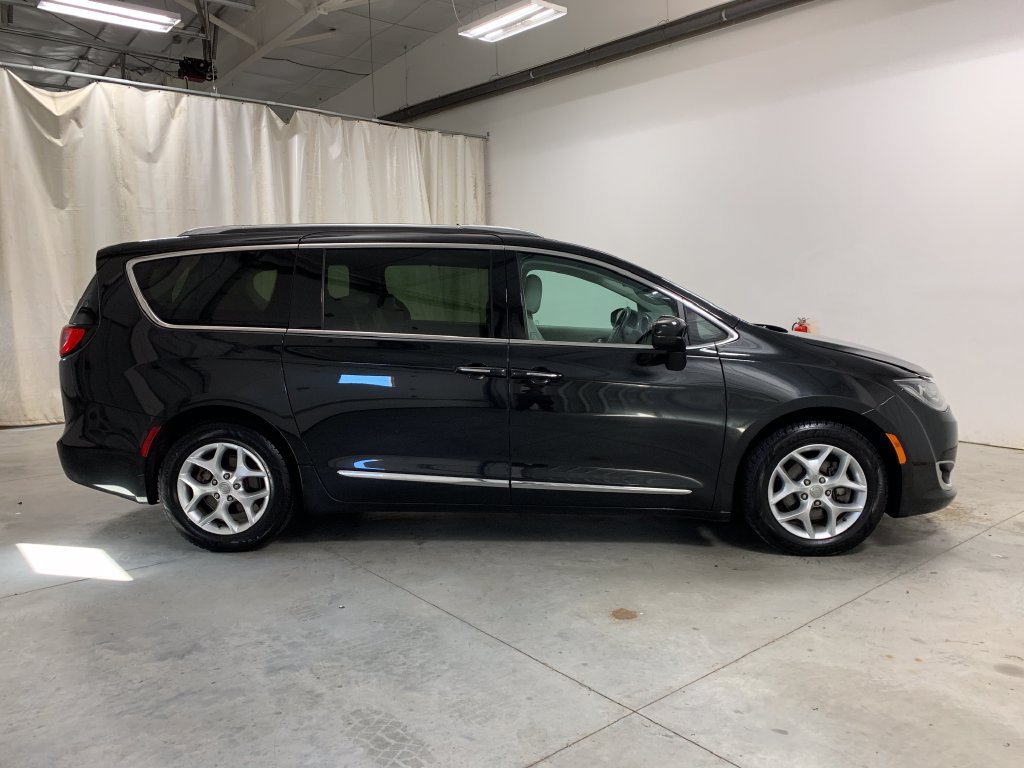 Used 2017 Chrysler Pacifica Touring-L Plus w/ Tire & Wheel Group FWD image 11