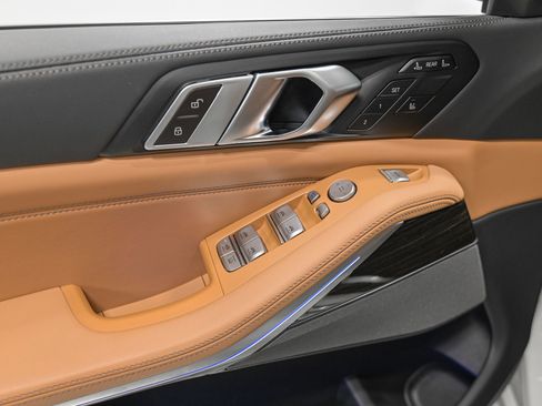 Used 2024 BMW X7 xDrive40i w/ Premium Package image 13