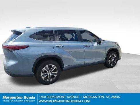 Used 2023 Toyota Highlander XLE FWD image 3