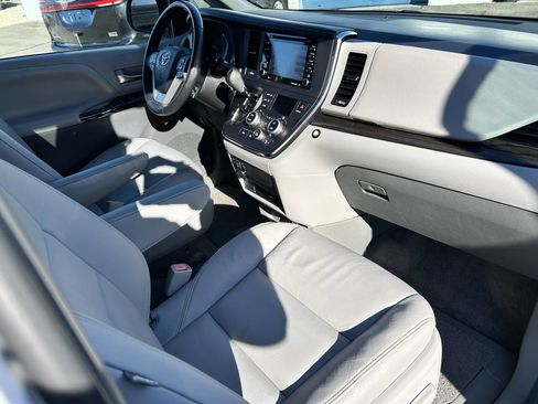 Used 2018 Toyota Sienna XLE Premium image 24