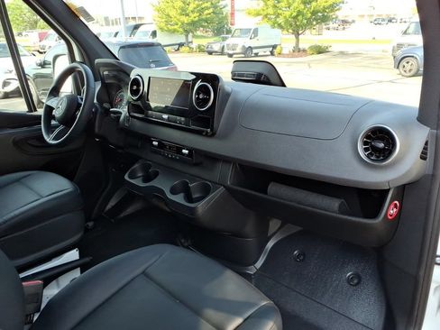 Used 2025 Mercedes-Benz Sprinter 2500 image 28