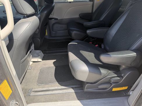 Used 2014 Toyota Sienna SE FWD image 15