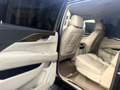 Used 2020 Cadillac Escalade ESV Luxury AWD/4WD image 29