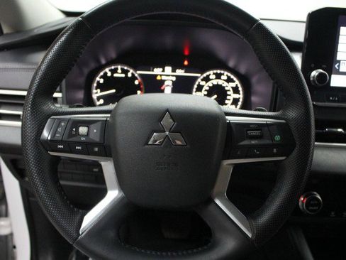 Used 2023 Mitsubishi Outlander SE image 10
