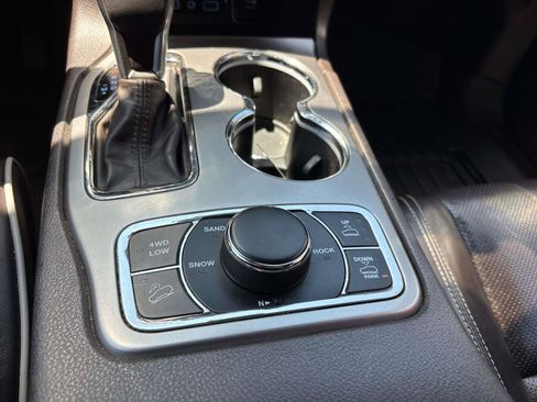 Used 2019 Jeep Grand Cherokee Overland AWD/4WD image 22