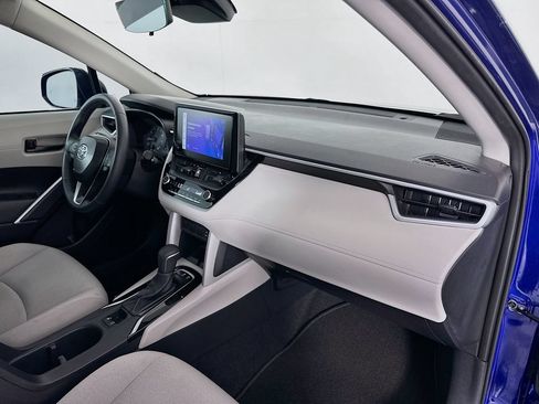Used 2025 Toyota Corolla Cross LE FWD image 28