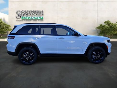 New 2025 Jeep Grand Cherokee Altitude image 6