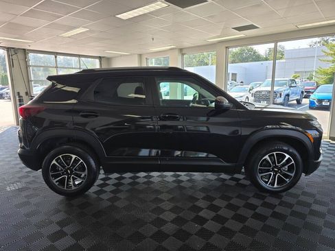 Used 2025 Chevrolet TrailBlazer LT AWD/4WD image 2