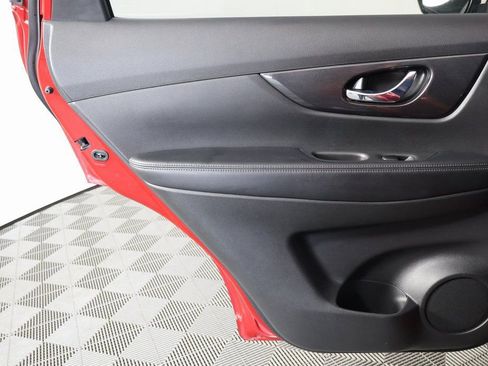Used 2017 Nissan Rogue SV FWD image 13