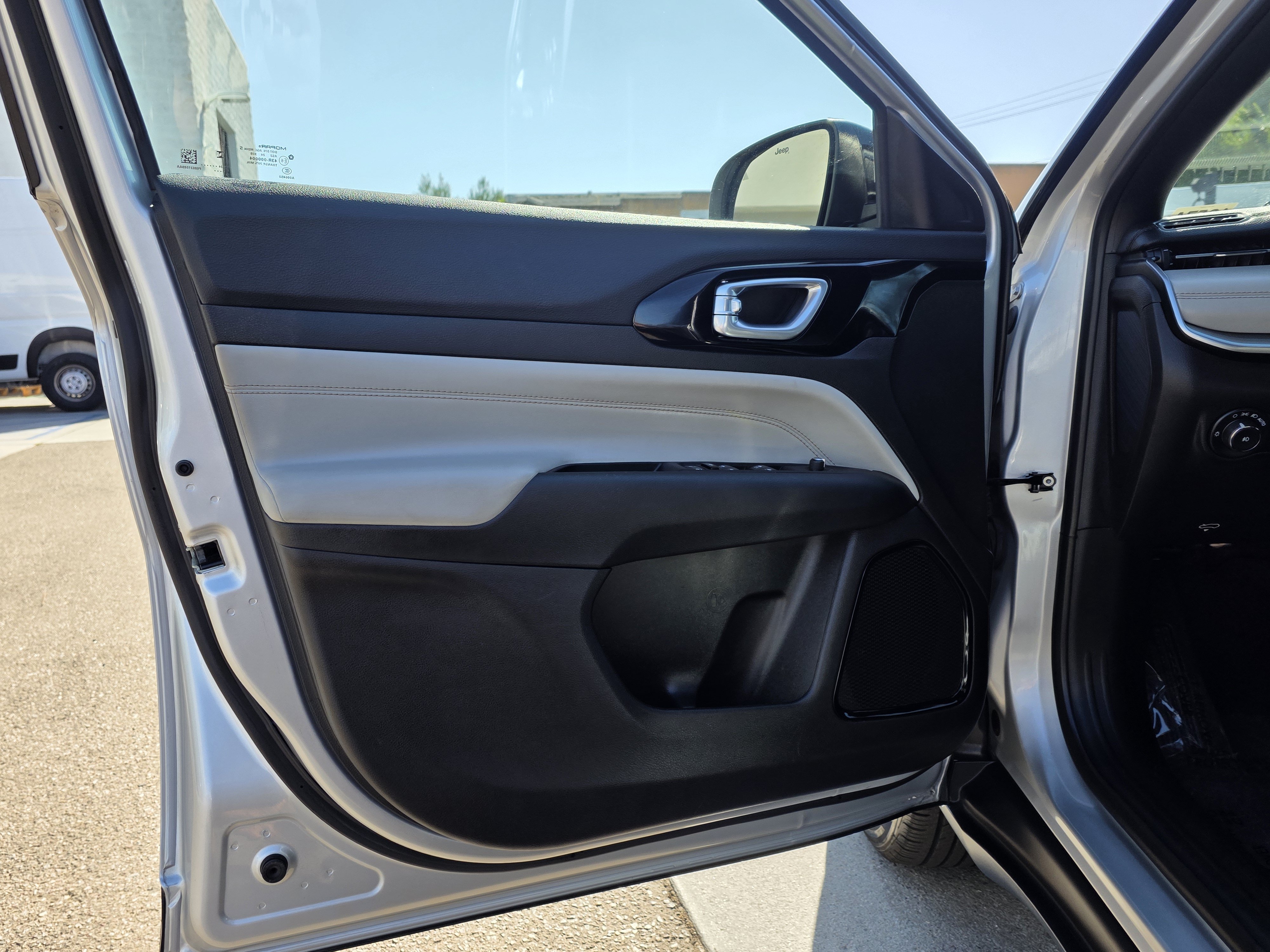 Certified 2025 Jeep Compass Limited AWD/4WD image 12