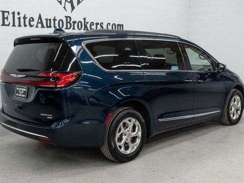 Used 2022 Chrysler Pacifica Limited w/ Uconnect Theater Family Group image 36